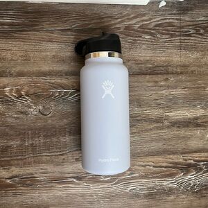 Hydro Flask Matte White Bottle with Black Lid 32oz